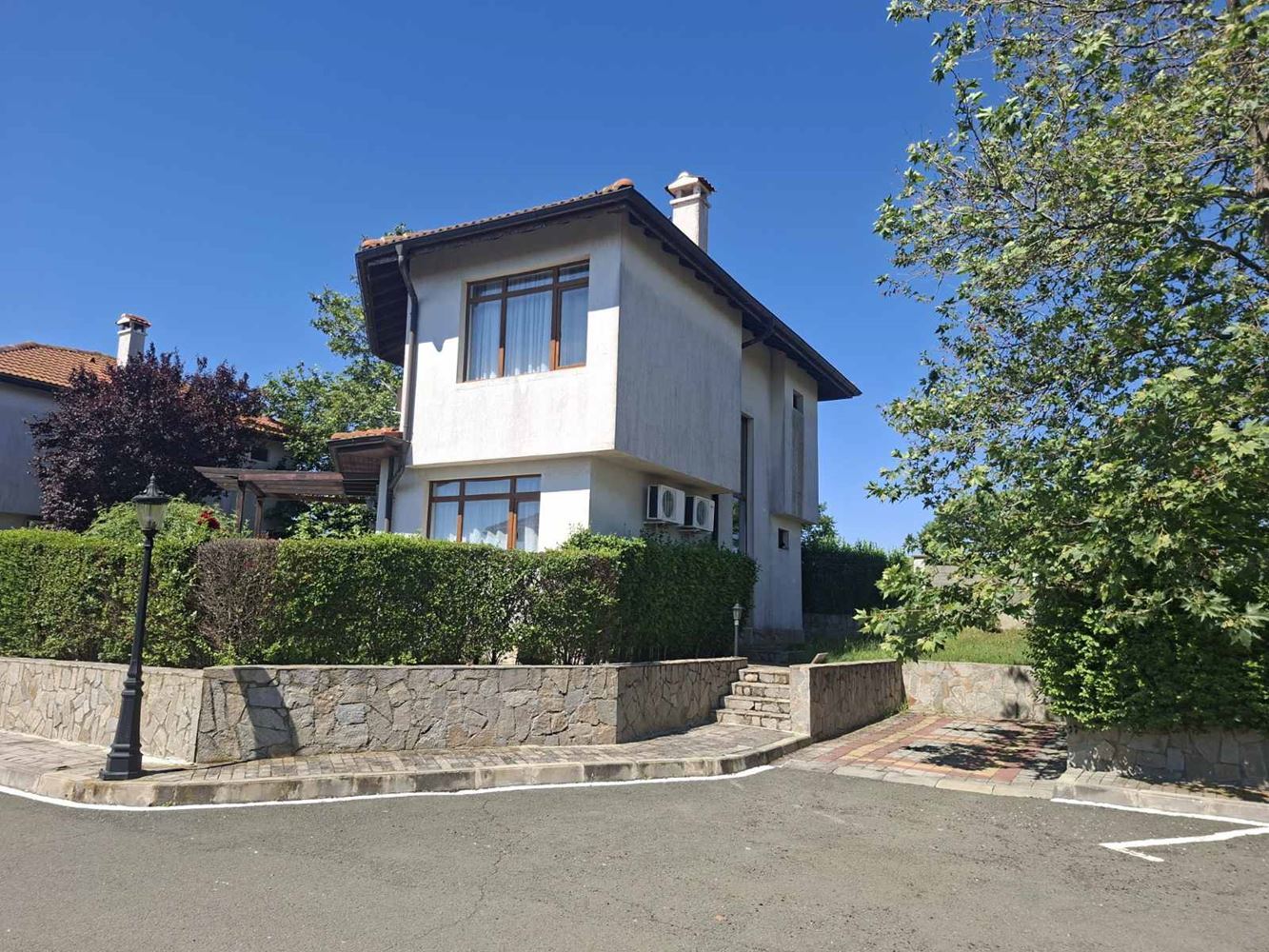 Zweistöckiges Haus mit Meerblick, eigenem Garten und Stellplatz in einer geschlossenen Wohnanlage