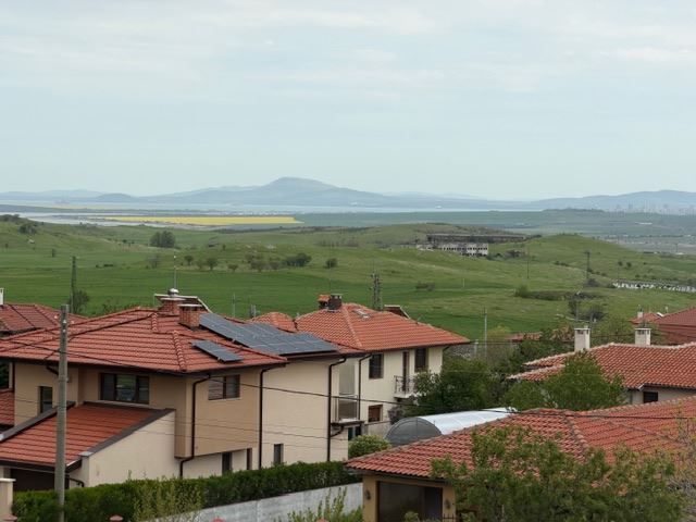 Dreistöckiges Reihenhaus in Banevo – moderne Bauweise, Hof und zwei Parkplätze