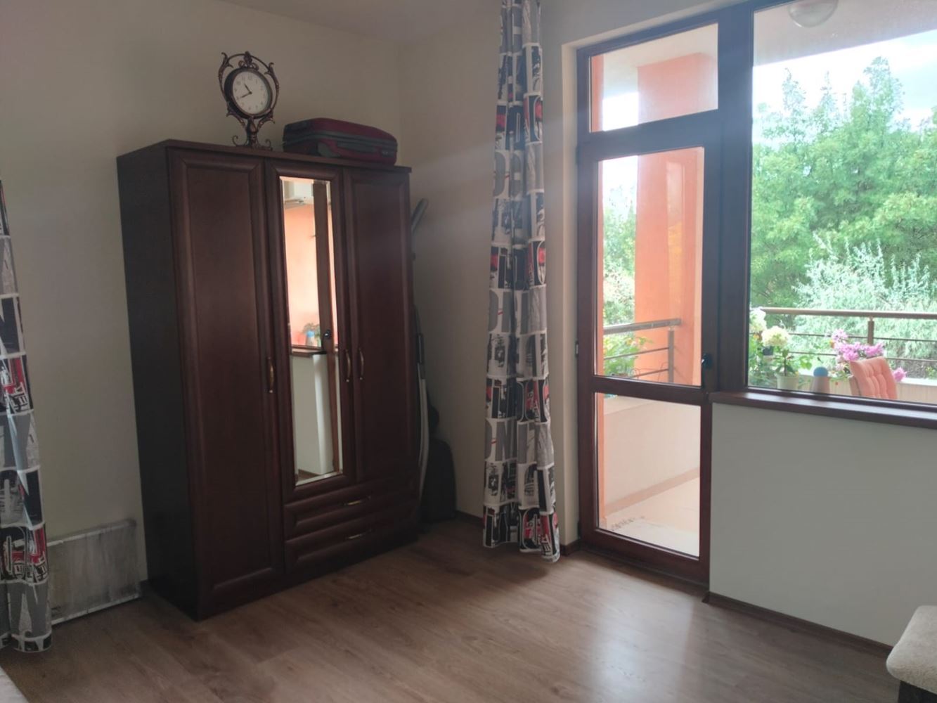 Geräumiges dreistöckiges Einfamilienhaus im Zentrum von Ravda – Komfort, Prestige und vollständige Unabhängigkeit