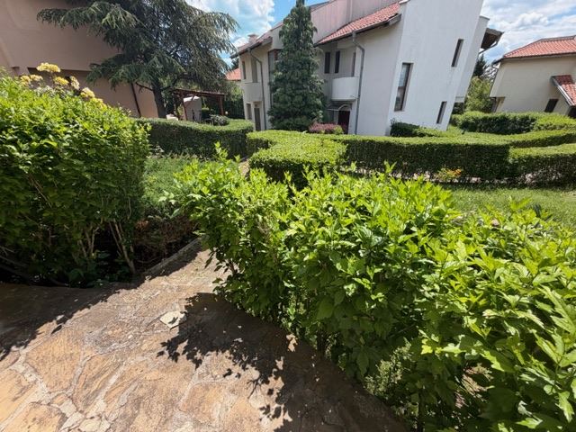 Zweigeschossiges Haus mit Garten in einer geschlossenen Anlage nahe Sonnenstrand – Ruhe, Grün und Komfort