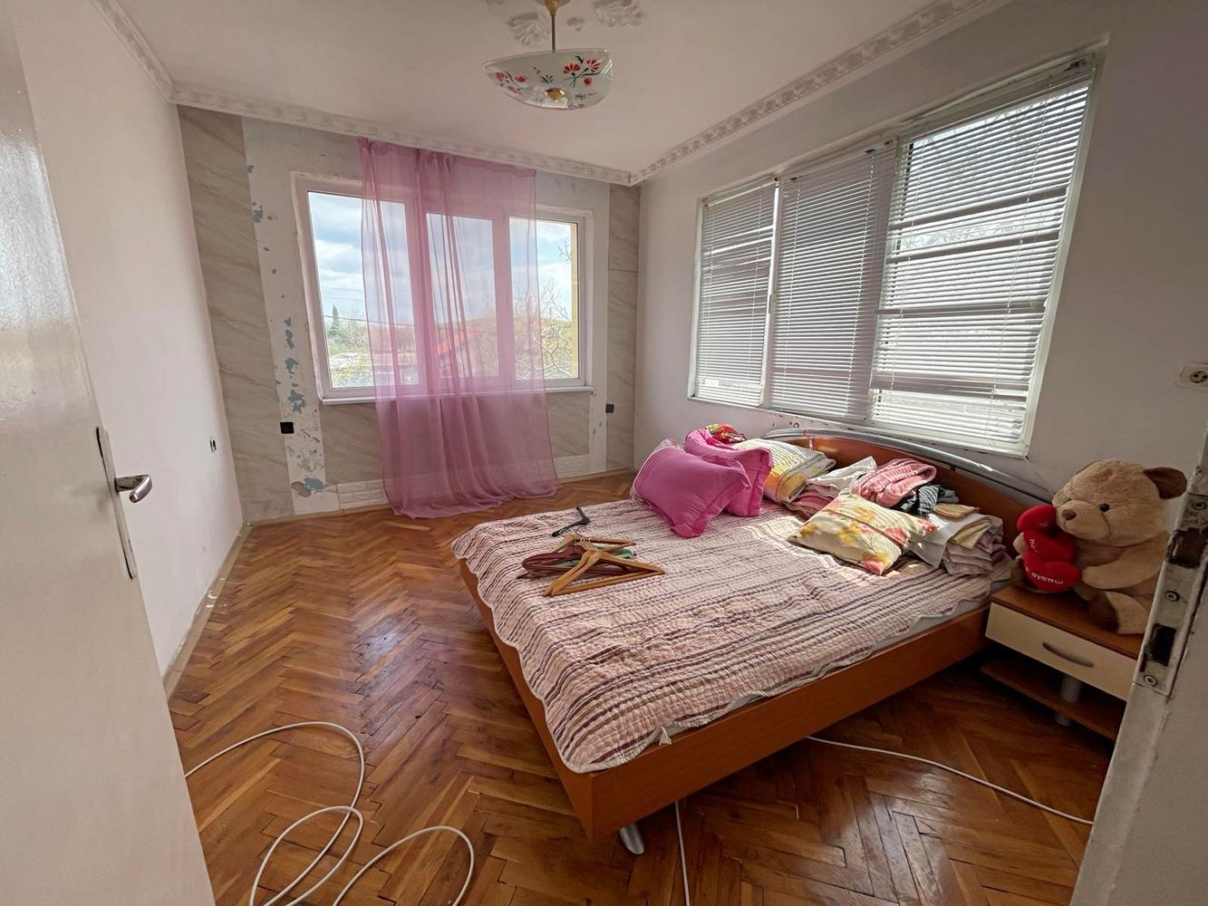 Eigenständiger Teil eines Hauses mit Hof in Burgas – Banevo, Großzügigkeit, Funktionalität und hervorragende Lage nahe den Mineralbädern