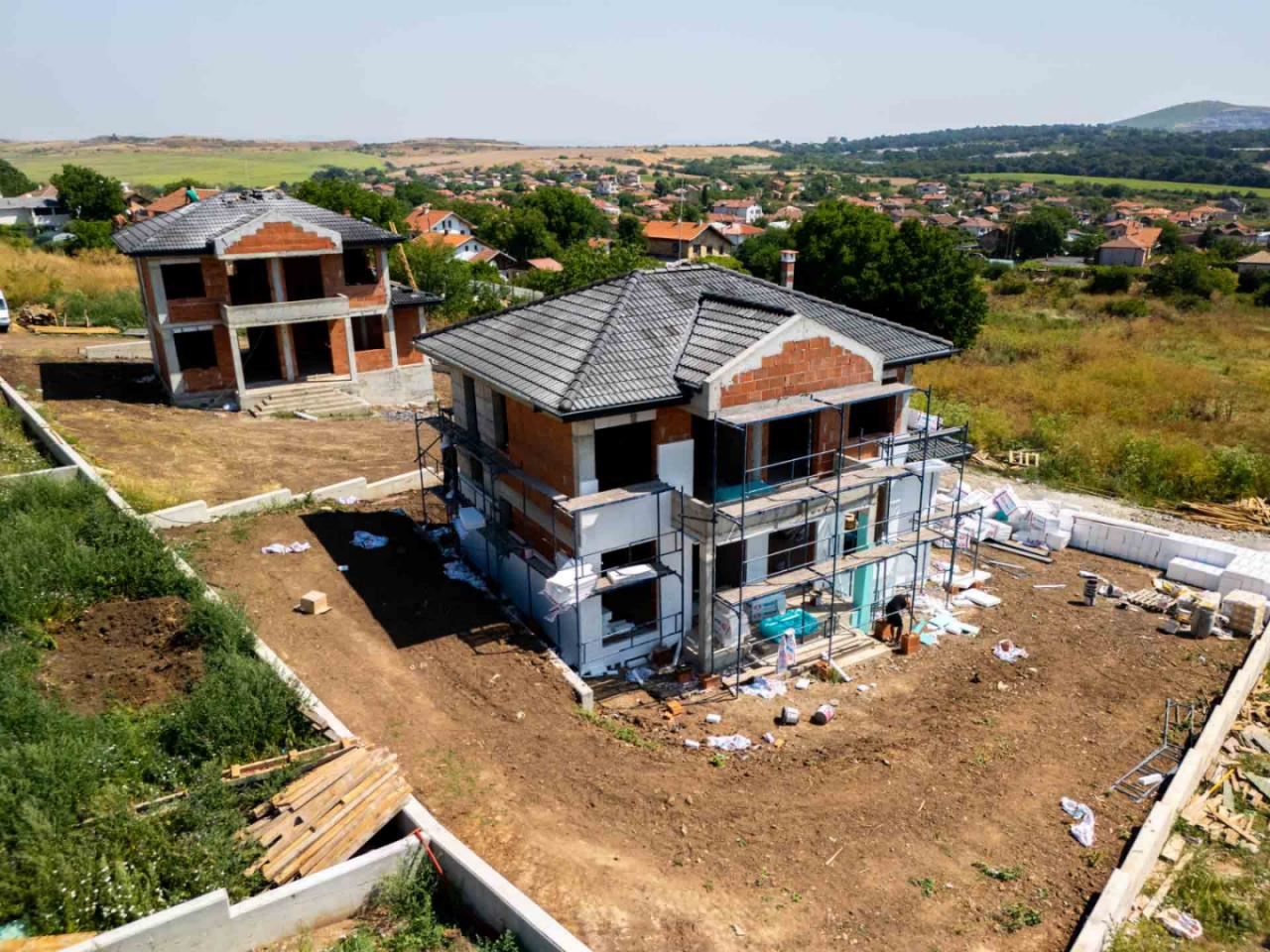 Neues Einfamilienhaus mit eigenem Garten, Stellplatz und ohne Instandhaltungsgebühr im Dorf Cherni Vrah