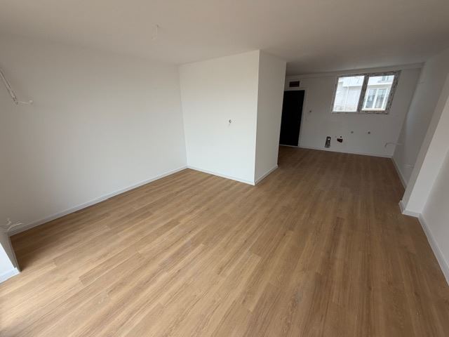 Dreistöckiges Reihenhaus in Banevo – moderne Bauweise, Hof und zwei Parkplätze