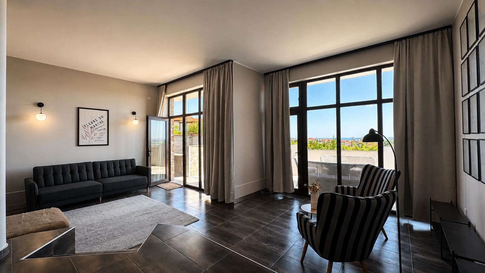 Luxuriöses zweistöckiges Haus mit Panoramablick auf das Meer oberhalb von Sonnenstrand – großzügiger Raum, Ruhe und Leben am Meer