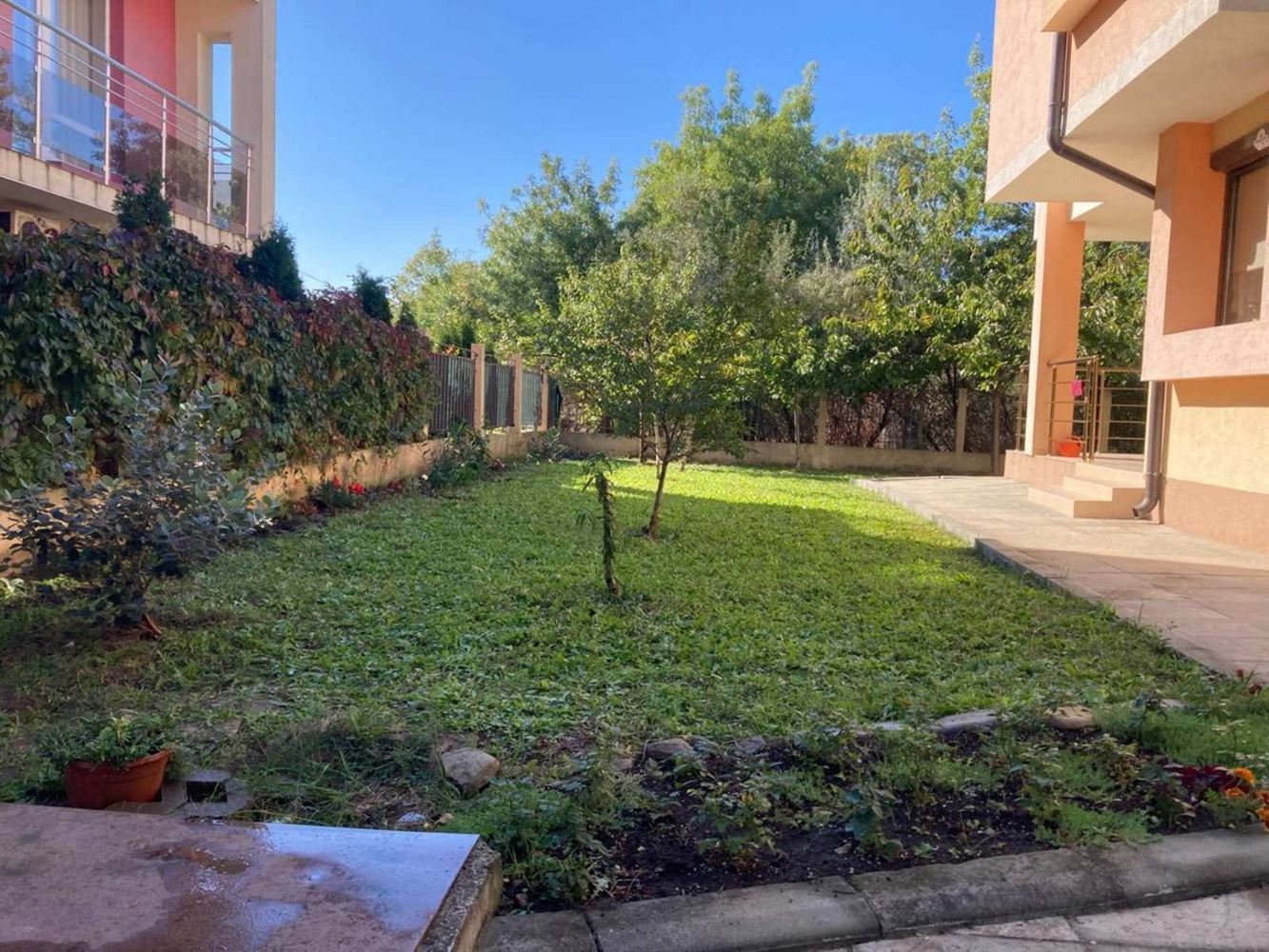 Geräumiges dreistöckiges Einfamilienhaus im Zentrum von Ravda – Komfort, Prestige und vollständige Unabhängigkeit