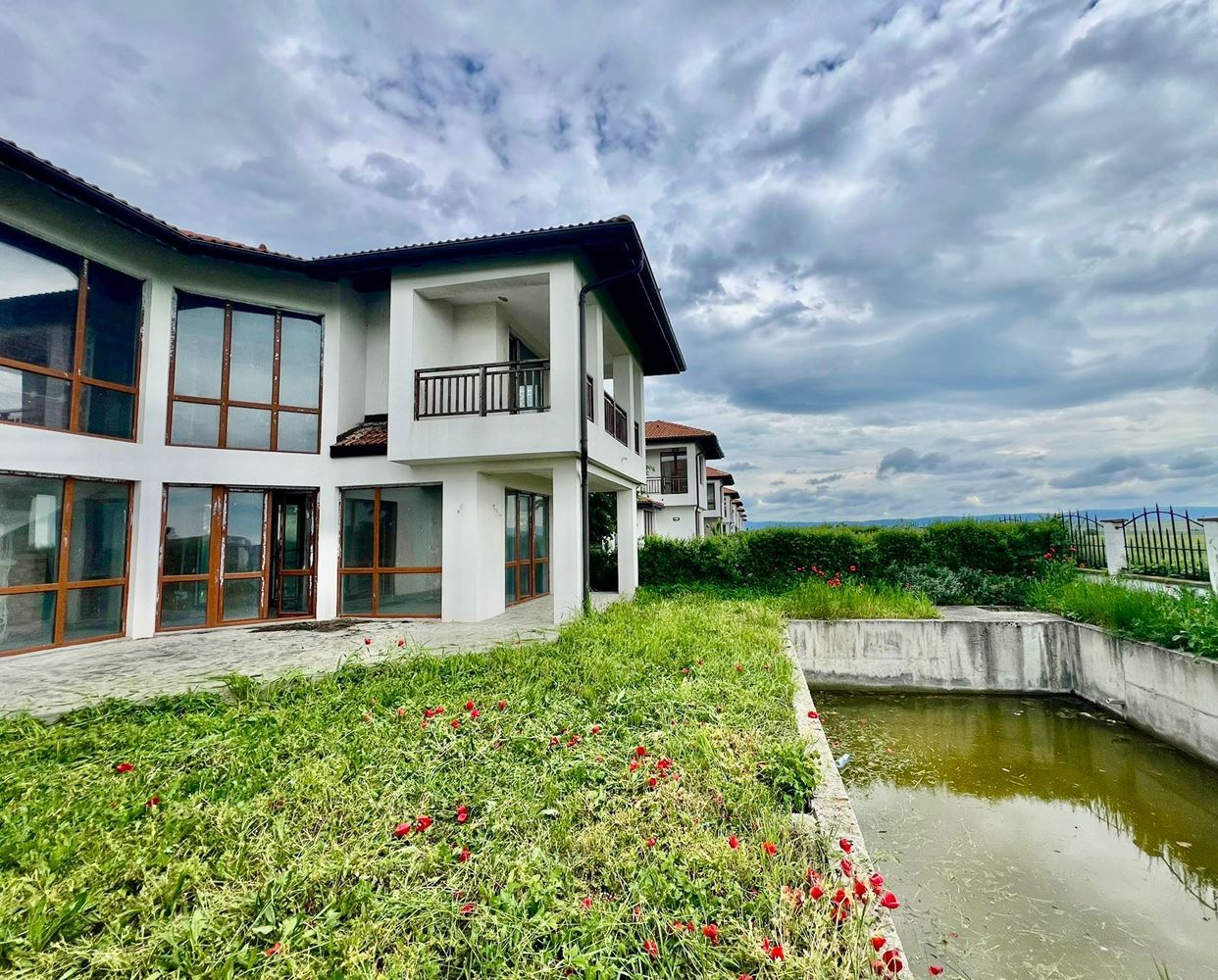 Freistehendes zweigeschossiges Haus mit Garten und Pool in einer bewachten Anlage in Aheloy