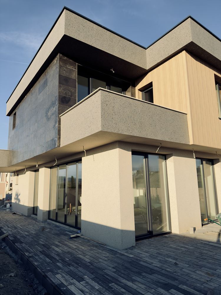 Zweigeschossiges modernes Haus in einer geschlossenen Anlage nahe Sonnenstrand – Öko-Umgebung, Raum und Luxus