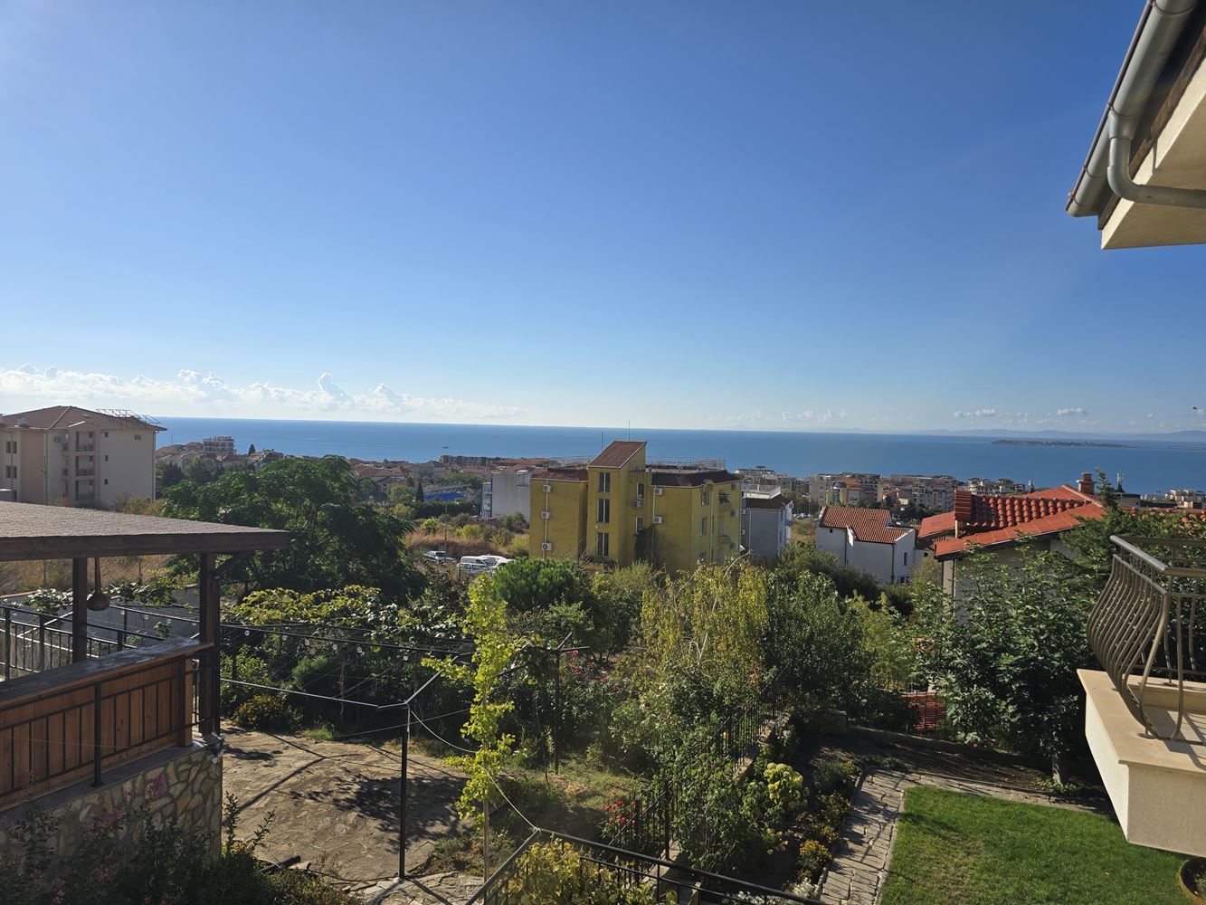 Freistehendes Haus mit Panoramablick auf das Meer und eigenem Garten in Sveti Vlas