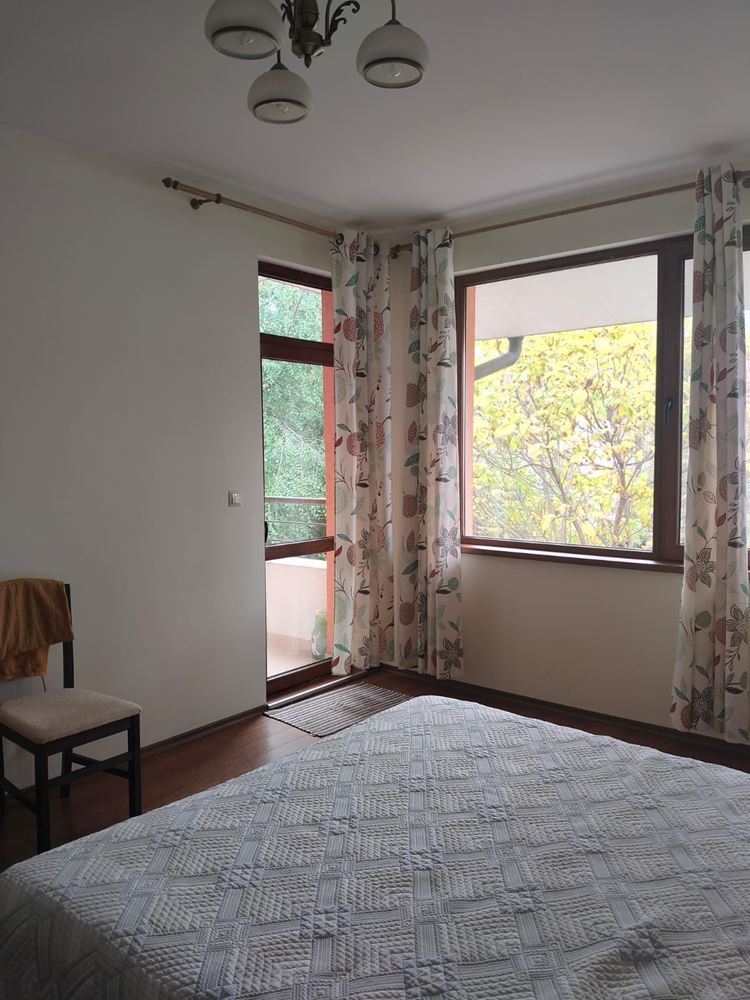 Geräumiges dreistöckiges Einfamilienhaus im Zentrum von Ravda – Komfort, Prestige und vollständige Unabhängigkeit