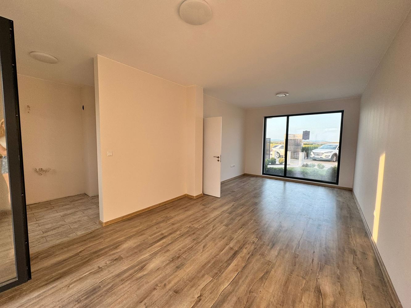 Modernes zweistöckiges Haus mit Garten in einem Luxuskomplex zwischen Pomorie und Sarafovo – Stil, Raum und Natur