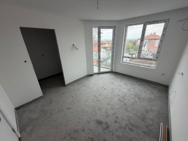 Dreistöckiges Reihenhaus in Banevo – moderne Bauweise, Hof und zwei Parkplätze