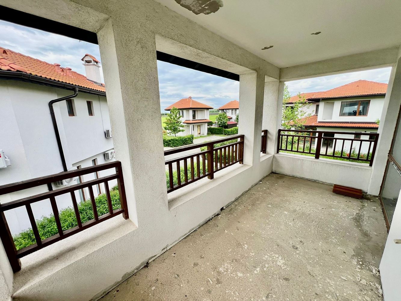 Freistehendes zweigeschossiges Haus mit Garten und Pool in einer bewachten Anlage in Aheloy