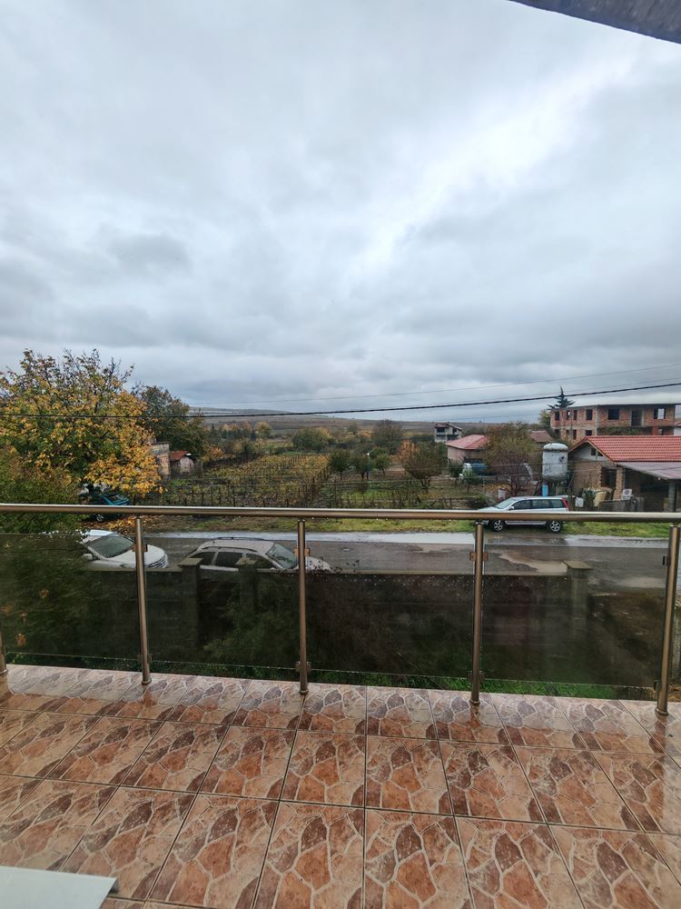 Freistehendes zweistöckiges Haus mit großem Garten und Weinberg im Dorf Poroy – Raum, Komfort und Ruhe