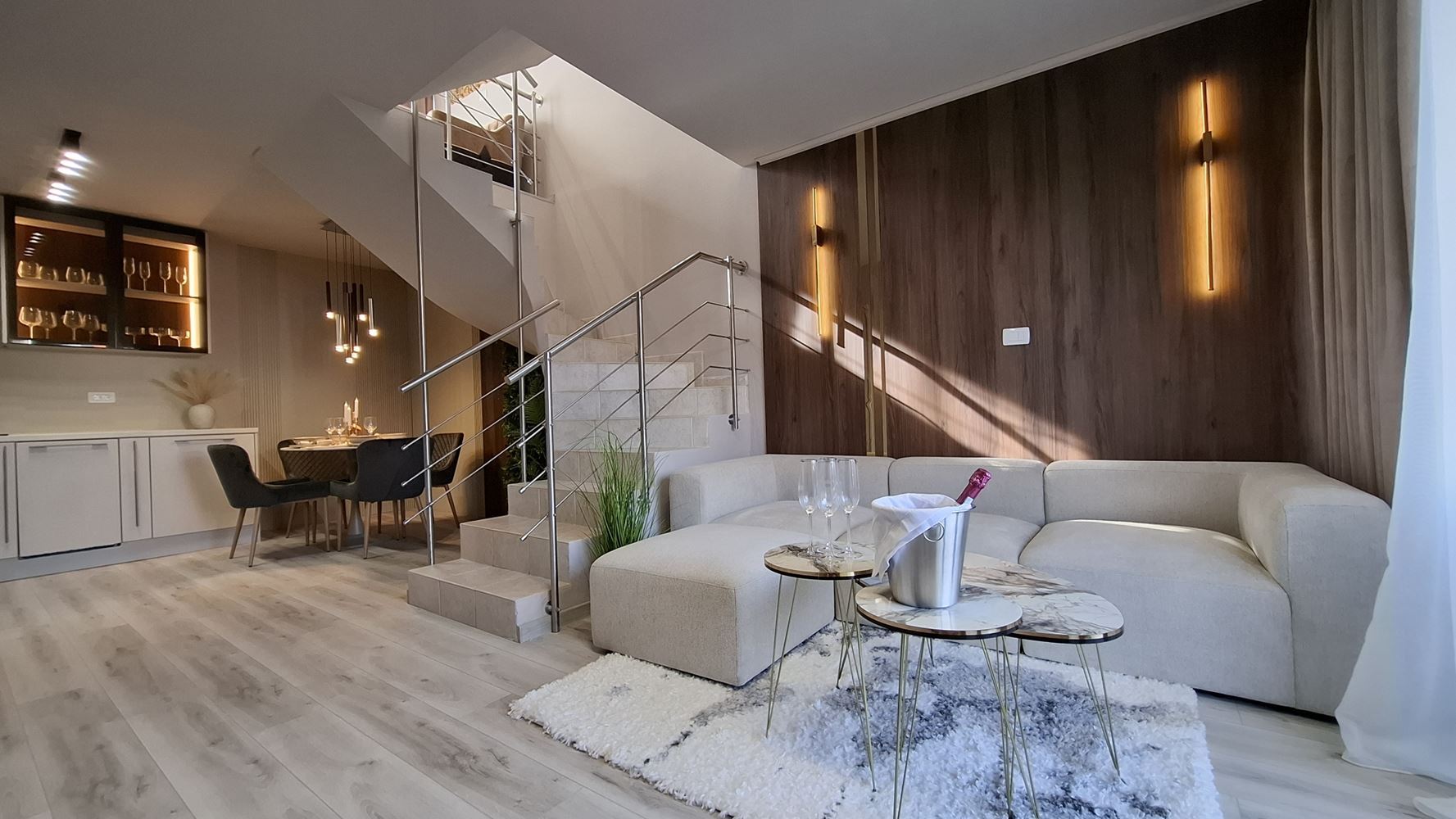 Luxuriöses dreistöckiges Townhouse nur 50 Meter vom Strand entfernt – brandneues Zuhause mit modernem Interieur und höchstem Komfort