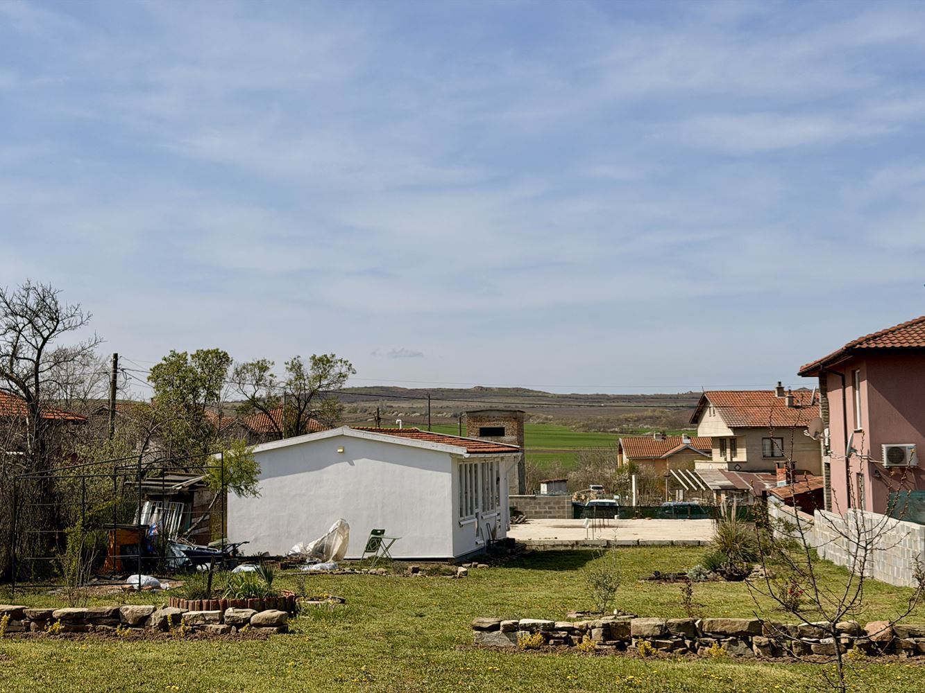 Grundstück mit Haus und fertigem Erweiterungsprojekt im Dorf Poroy – Natur, Ruhe und Investitionspotenzial nur wenige Minuten vom Meer entfernt