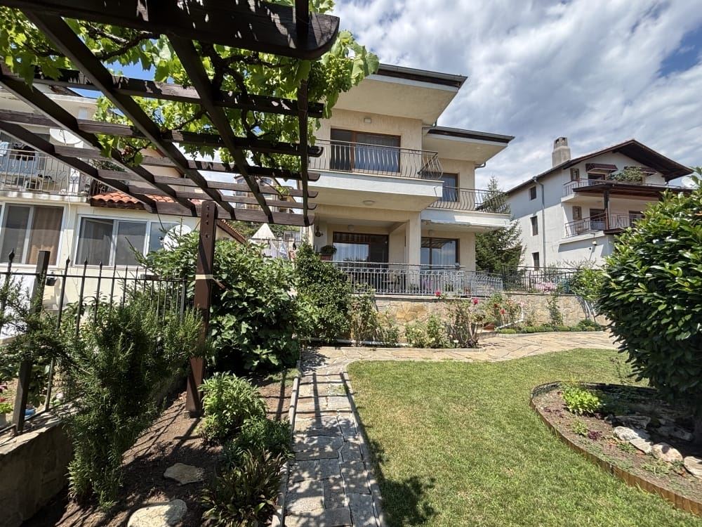 Freistehendes Haus mit Panoramablick auf das Meer und eigenem Garten in Sveti Vlas