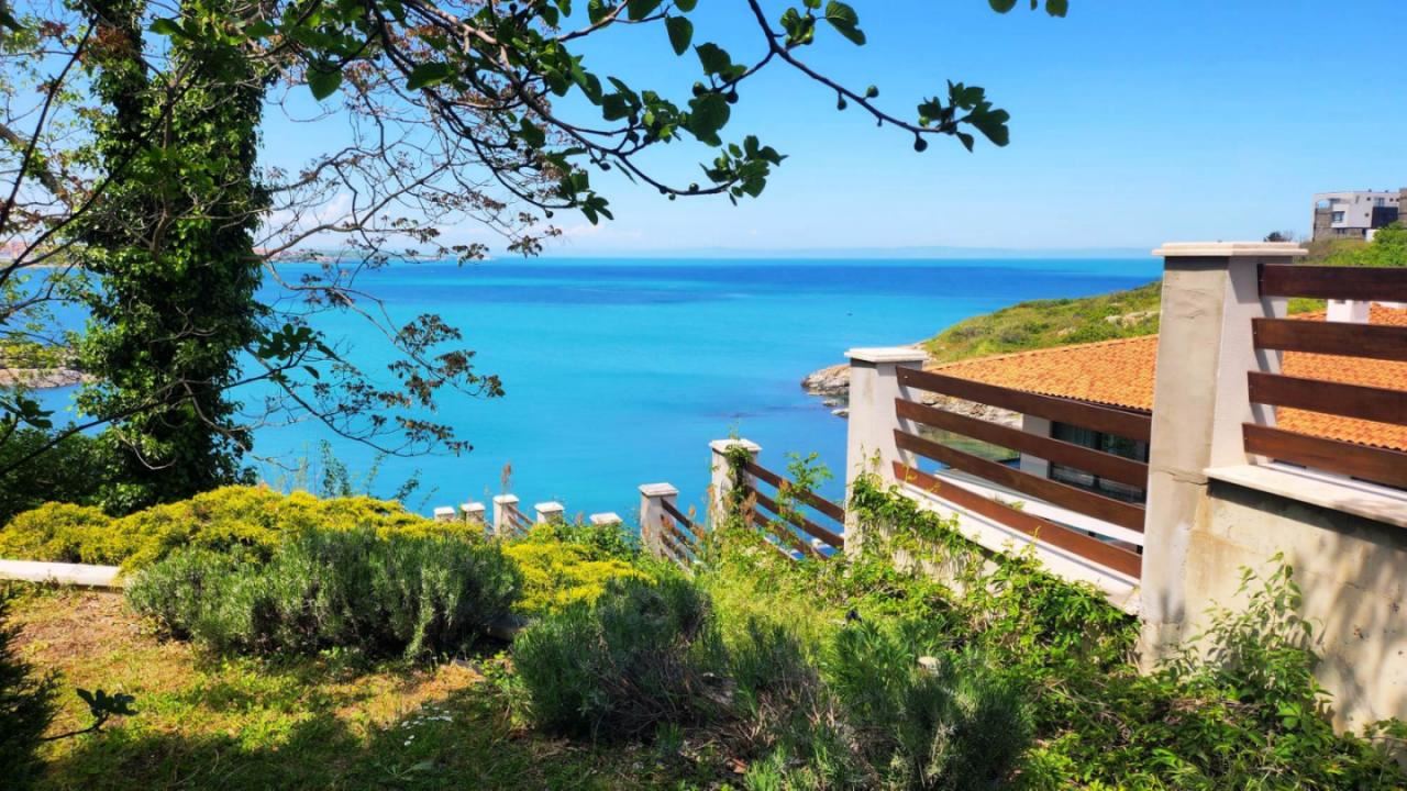 Wunderschönes dreistöckiges Haus in erster Meereslinie in Sosopol mit Panoramablick auf die Paradiesbucht