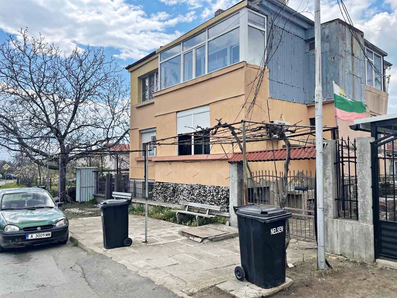 Eigenständiger Teil eines Hauses mit Hof in Burgas – Banevo, Großzügigkeit, Funktionalität und hervorragende Lage nahe den Mineralbädern