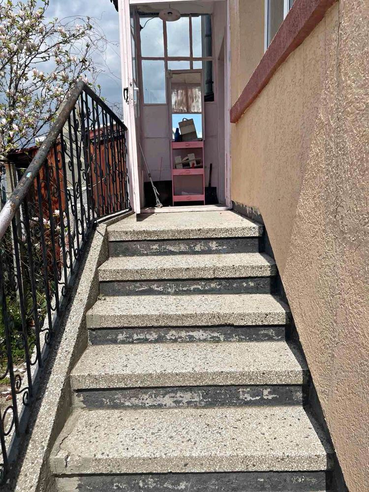 Eigenständiger Teil eines Hauses mit Hof in Burgas – Banevo, Großzügigkeit, Funktionalität und hervorragende Lage nahe den Mineralbädern