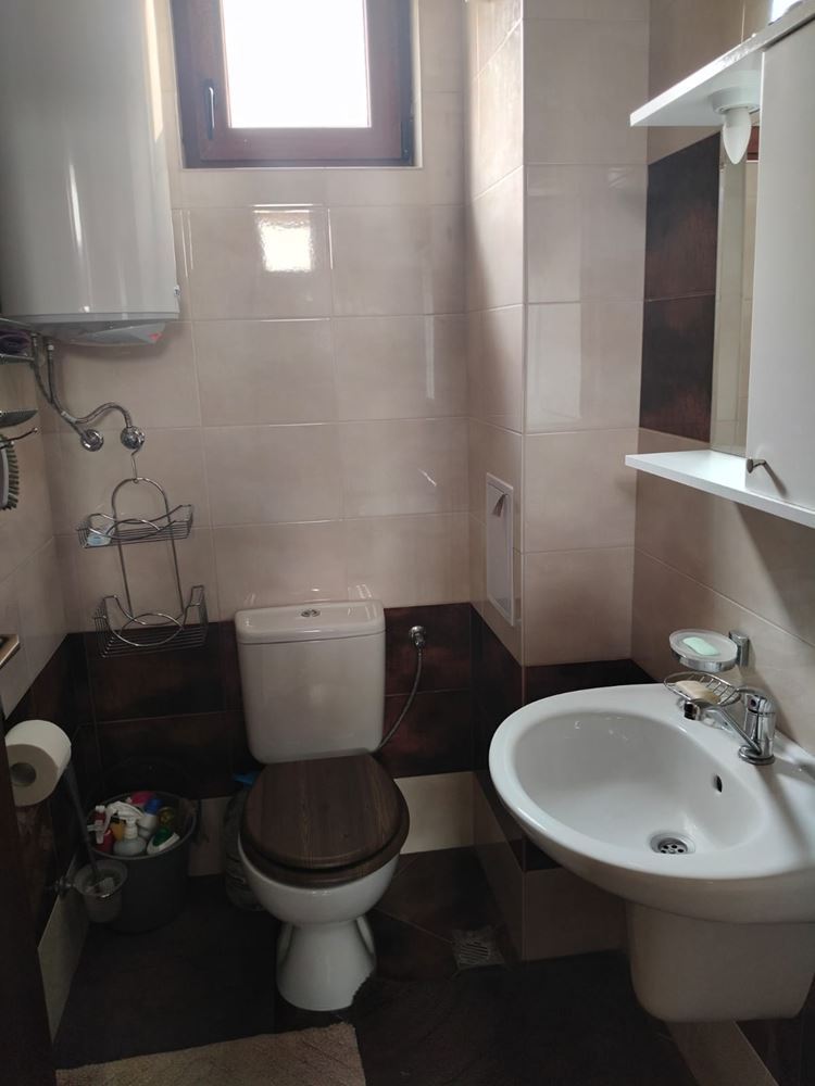 Geräumiges dreistöckiges Einfamilienhaus im Zentrum von Ravda – Komfort, Prestige und vollständige Unabhängigkeit