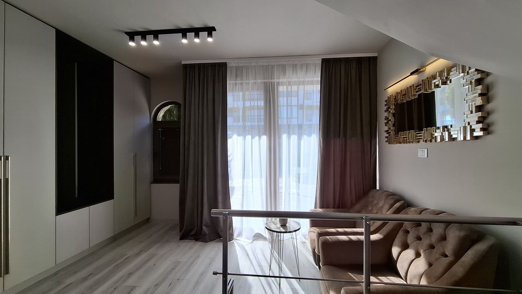 Luxuriöses dreistöckiges Townhouse nur 50 Meter vom Strand entfernt – brandneues Zuhause mit modernem Interieur und höchstem Komfort