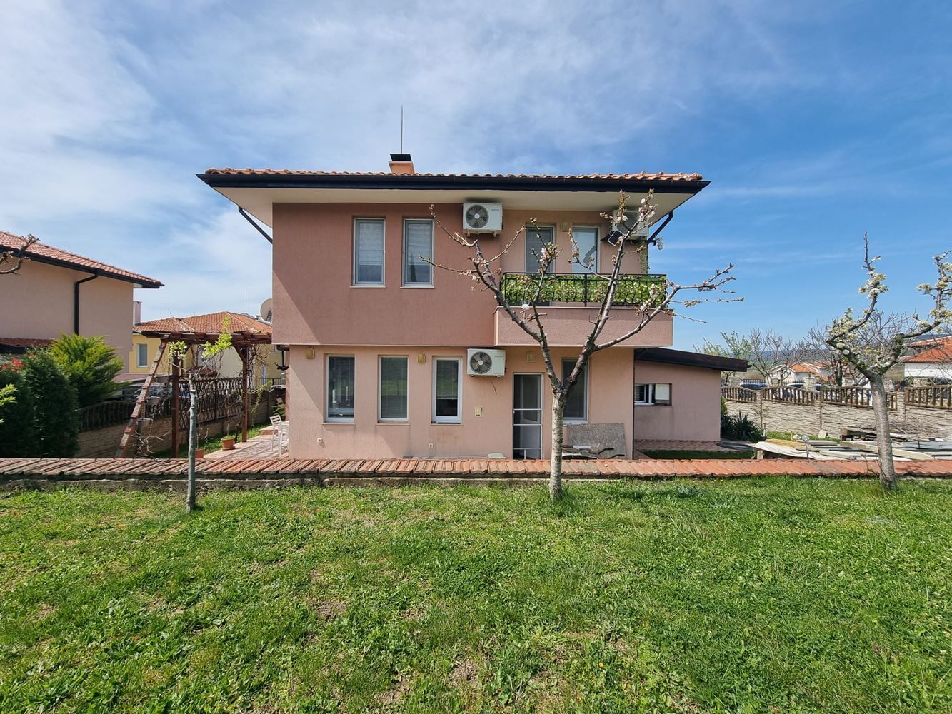 Wunderschönes zweistöckiges Haus mit Garten, Garage und moderner Heizung in Kosharitsa