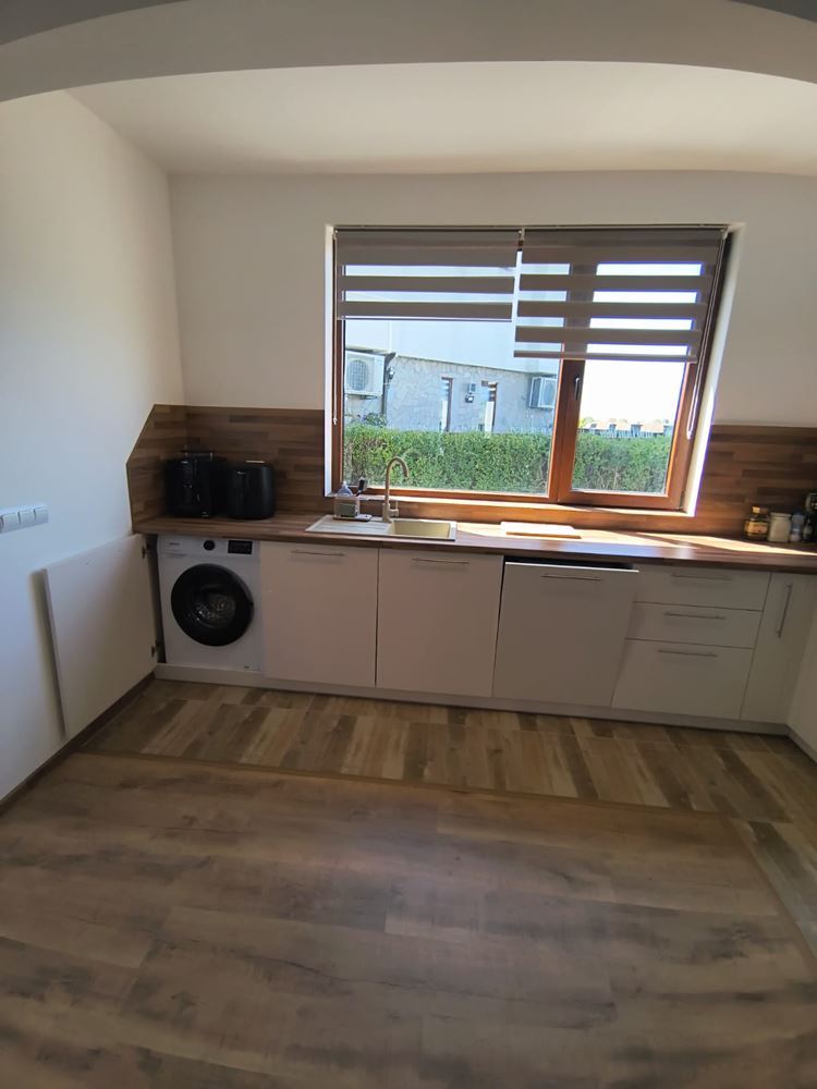 Zweistöckiges Haus mit Swimmingpool und eigenem Garten mit Stellplatz in Aheloy – vollständig möbliert und bezugsfertig