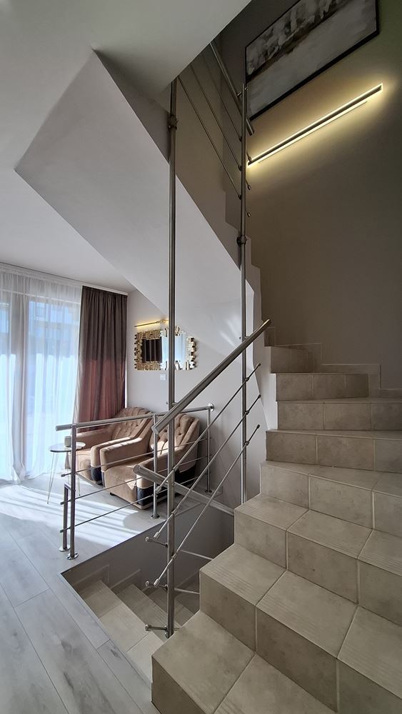 Luxuriöses dreistöckiges Townhouse nur 50 Meter vom Strand entfernt – brandneues Zuhause mit modernem Interieur und höchstem Komfort