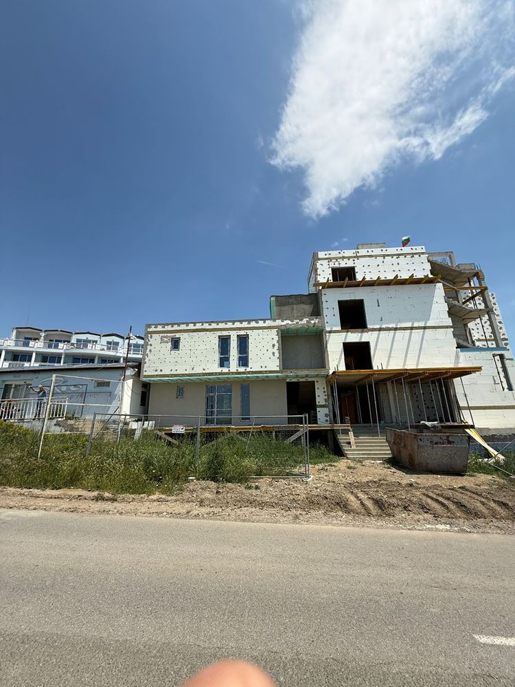 Luxuriöses geräumiges Haus mit Panoramaterrassen und eigenem Garten in einer modernen Anlage am Meer