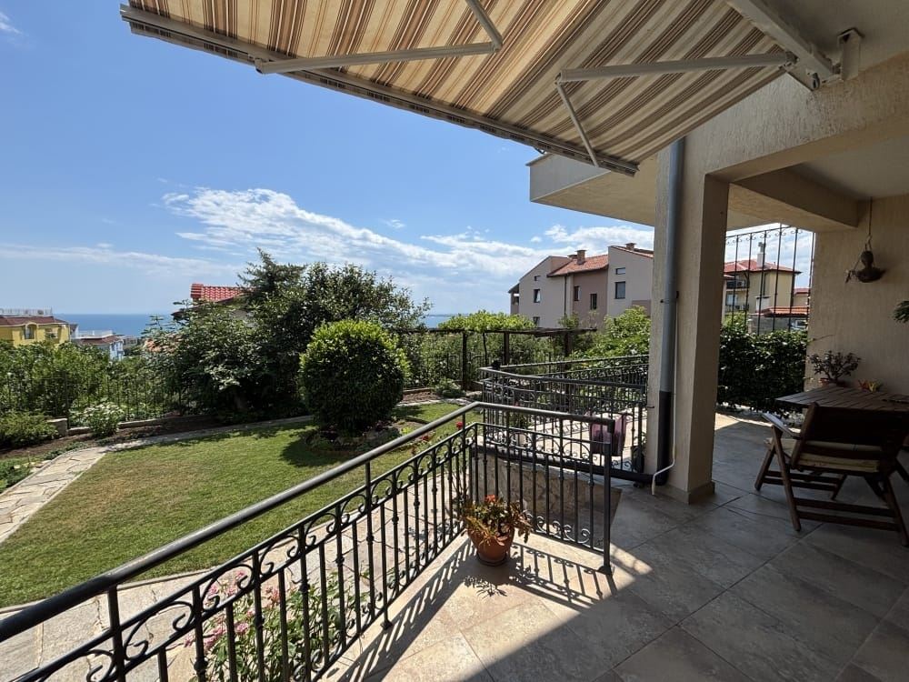 Freistehendes Haus mit Panoramablick auf das Meer und eigenem Garten in Sveti Vlas