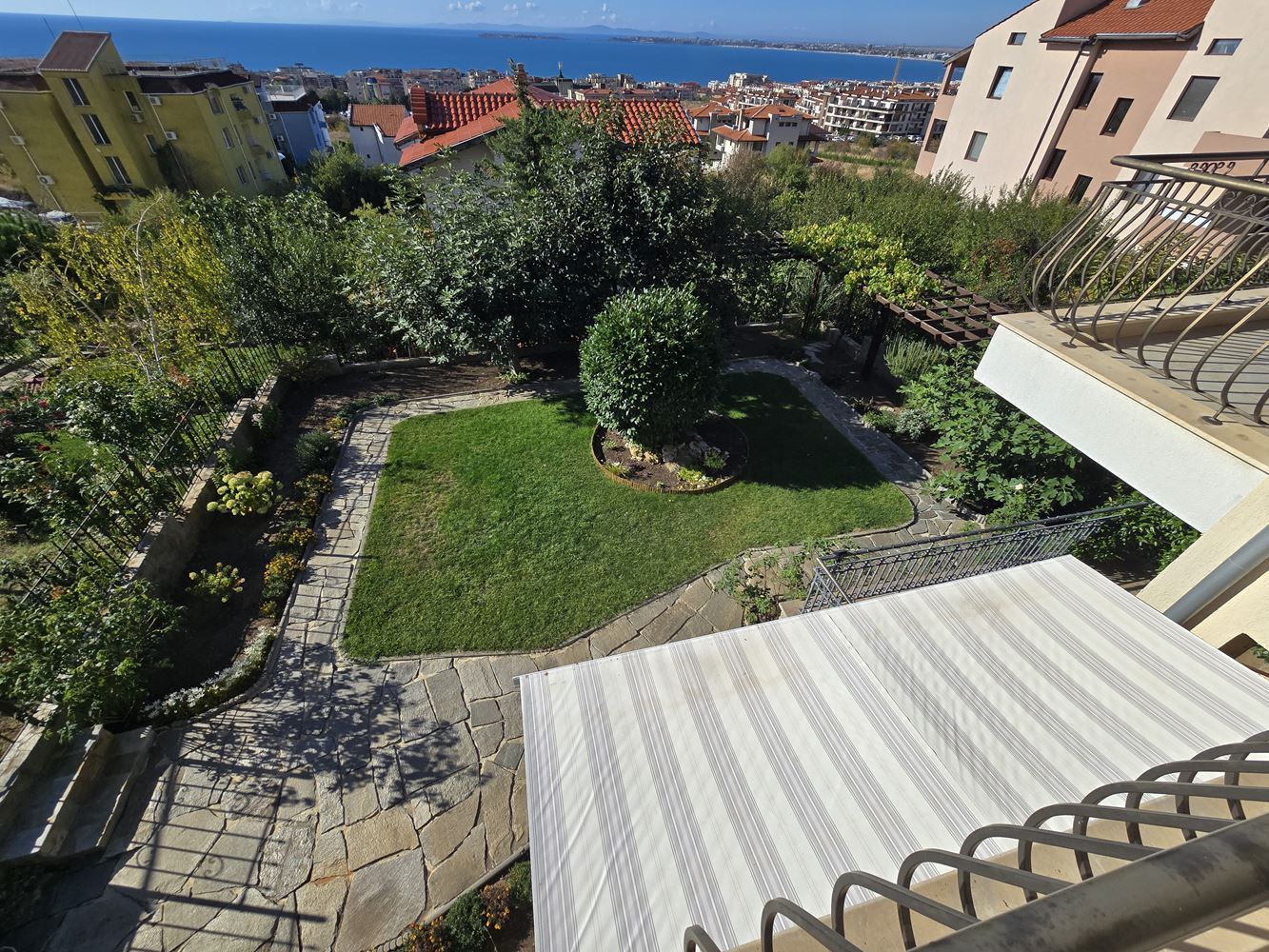 Freistehendes Haus mit Panoramablick auf das Meer und eigenem Garten in Sveti Vlas