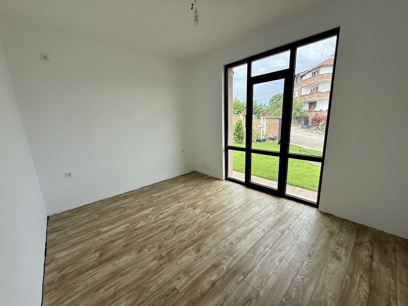 Neues eingeschossiges Haus mit drei Schlafzimmern und eigenem Garten – Komfort, Ruhe und Qualität nahe Sonnenstrand