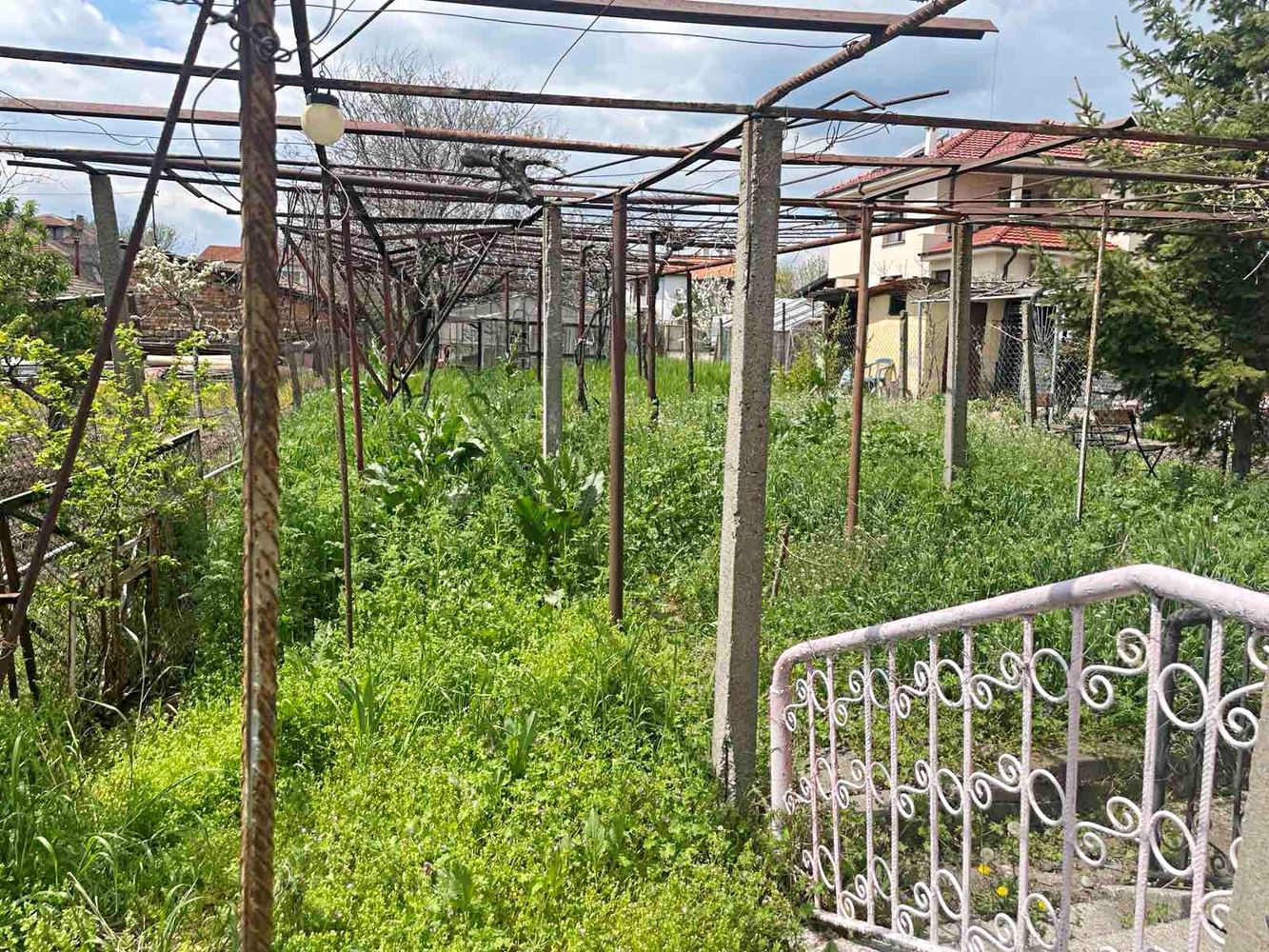 Eigenständiger Teil eines Hauses mit Hof in Burgas – Banevo, Großzügigkeit, Funktionalität und hervorragende Lage nahe den Mineralbädern