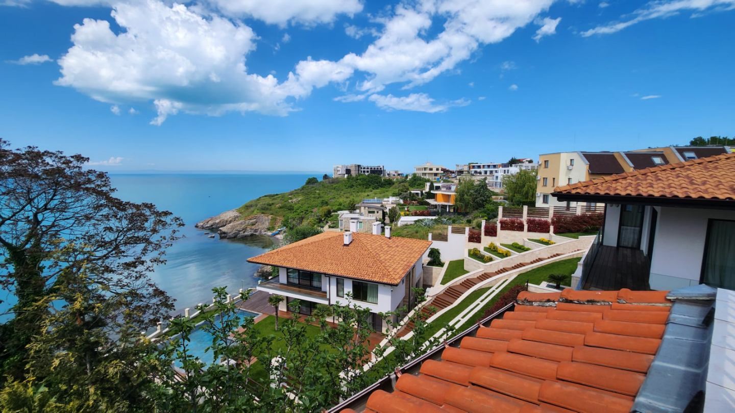 Wunderschönes dreistöckiges Haus in erster Meereslinie in Sosopol mit Panoramablick auf die Paradiesbucht
