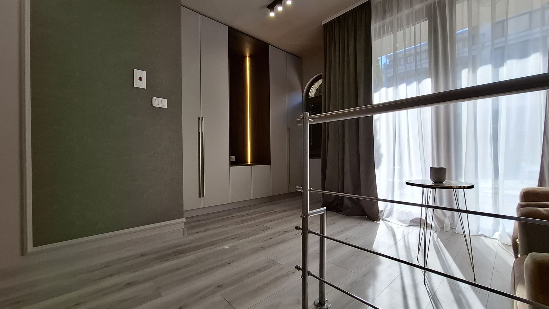 Luxuriöses dreistöckiges Townhouse nur 50 Meter vom Strand entfernt – brandneues Zuhause mit modernem Interieur und höchstem Komfort