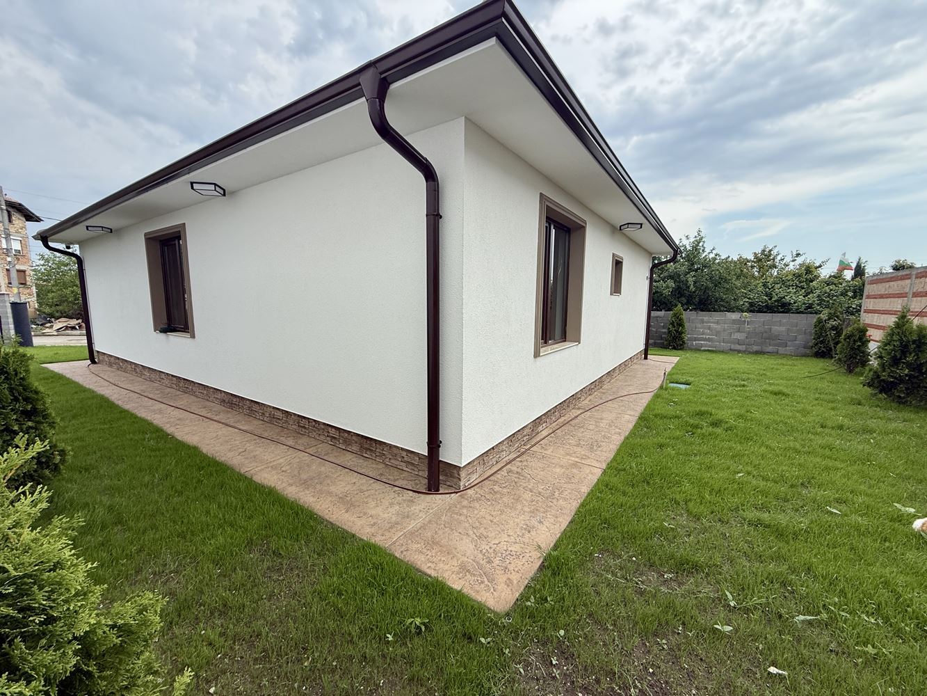 Neues eingeschossiges Haus mit drei Schlafzimmern und eigenem Garten – Komfort, Ruhe und Qualität nahe Sonnenstrand