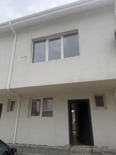 Dreistöckiges Reihenhaus in Banevo – moderne Bauweise, Hof und zwei Parkplätze