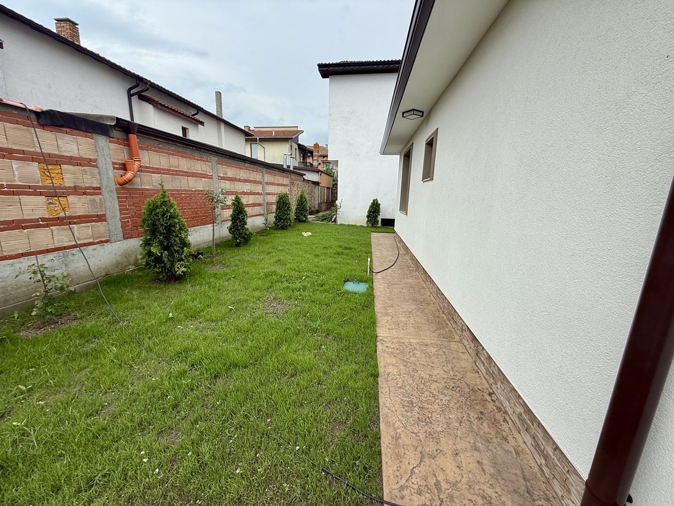 Neues eingeschossiges Haus mit drei Schlafzimmern und eigenem Garten – Komfort, Ruhe und Qualität nahe Sonnenstrand