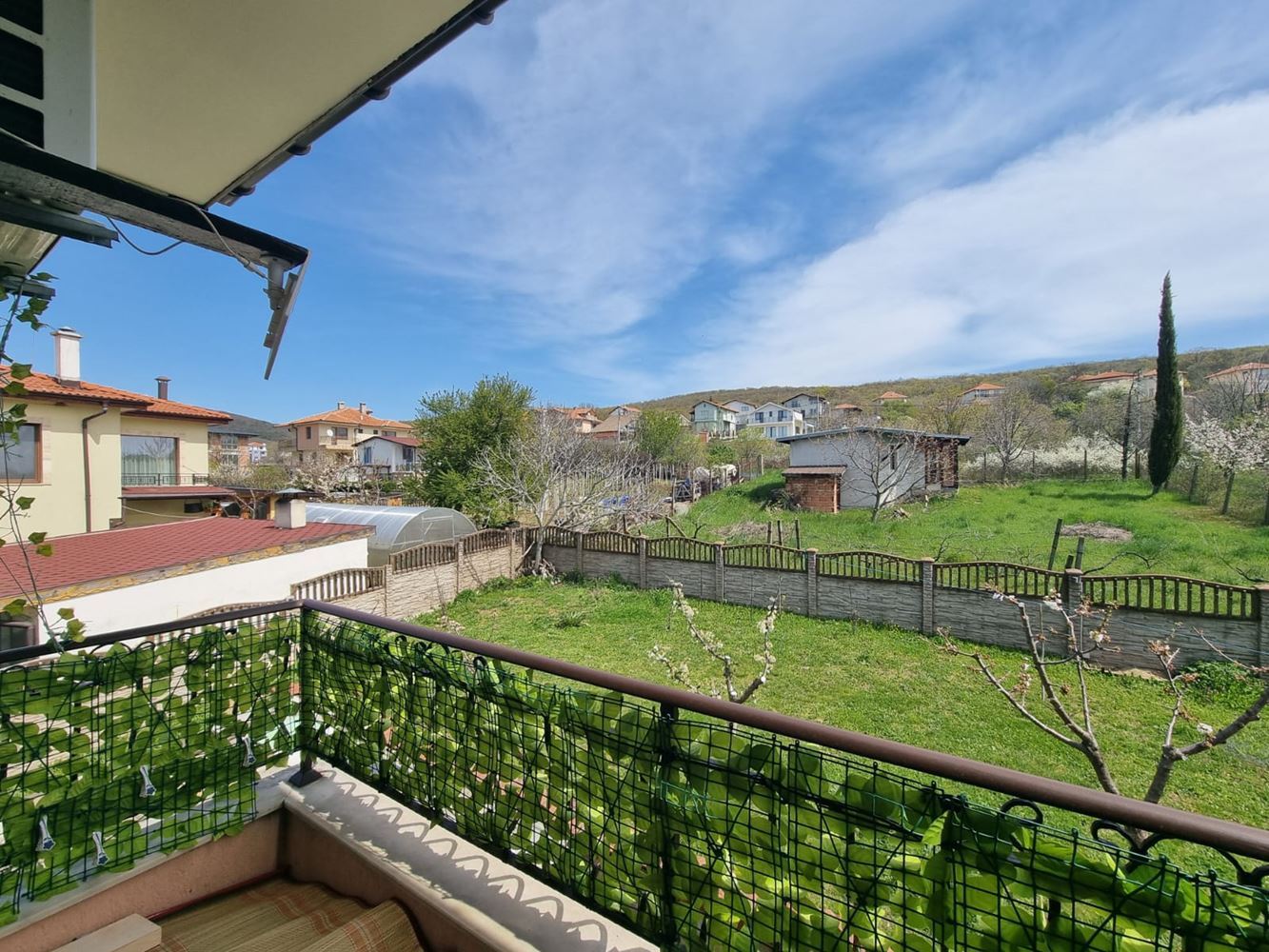 Wunderschönes zweistöckiges Haus mit Garten, Garage und moderner Heizung in Kosharitsa