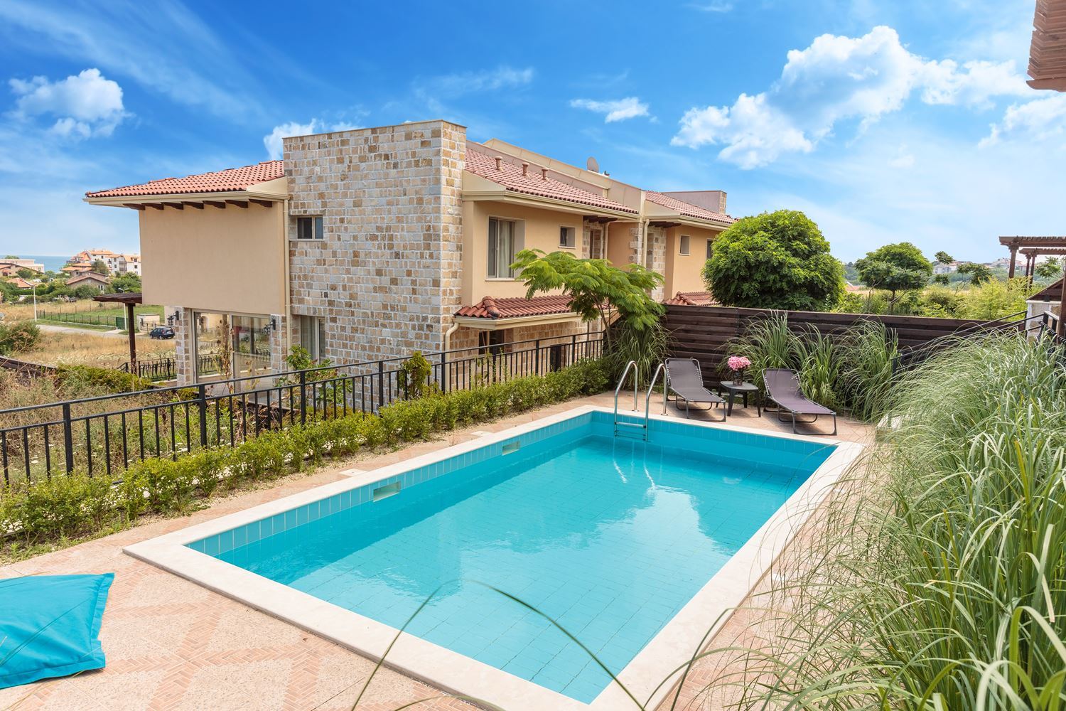 Prestige-Meereshäuschen mit Pool in Lozenets – Luxus, Ruhe und inspirierende Aussichten