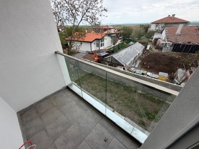 Dreistöckiges Reihenhaus in Banevo – moderne Bauweise, Hof und zwei Parkplätze