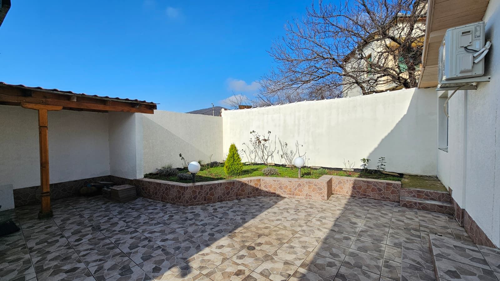 Außergewöhnliches einstöckiges Haus mit großzügigem Garten im ruhigen Dorf Kosharitsa