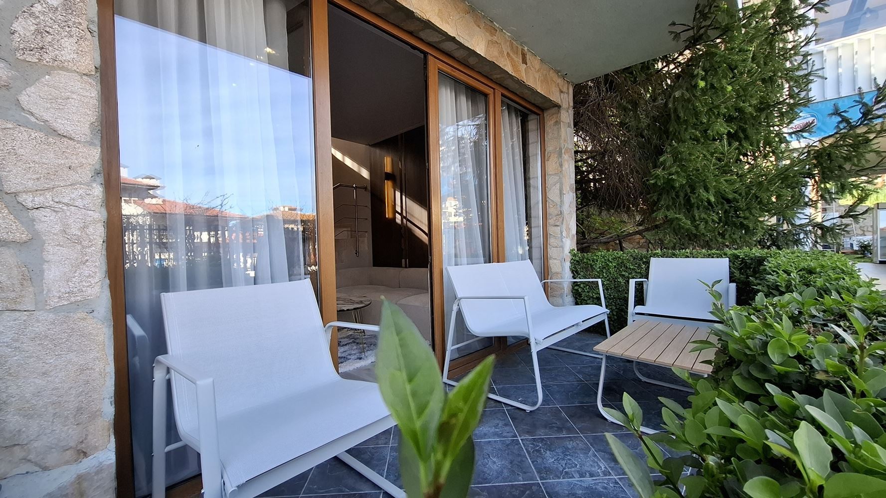 Luxuriöses dreistöckiges Townhouse nur 50 Meter vom Strand entfernt – brandneues Zuhause mit modernem Interieur und höchstem Komfort