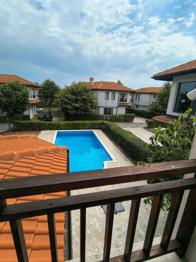 Zweistöckiges Haus mit Swimmingpool und eigenem Garten mit Stellplatz in Aheloy – vollständig möbliert und bezugsfertig
