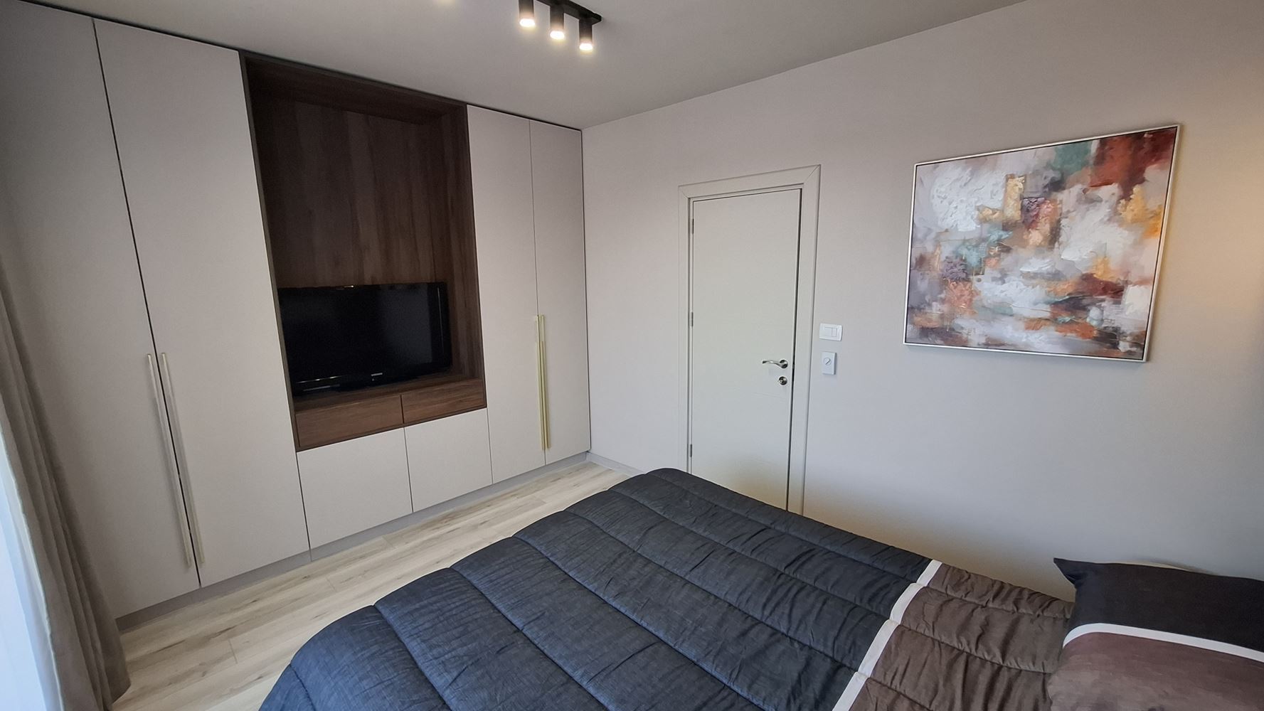 Luxuriöses dreistöckiges Townhouse nur 50 Meter vom Strand entfernt – brandneues Zuhause mit modernem Interieur und höchstem Komfort