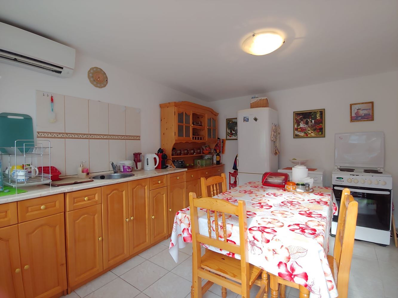 Geräumiges zweistöckiges Haus mit großem Grundstück, Kamin, Sauna und Whirlpool im Dorf Drachevo