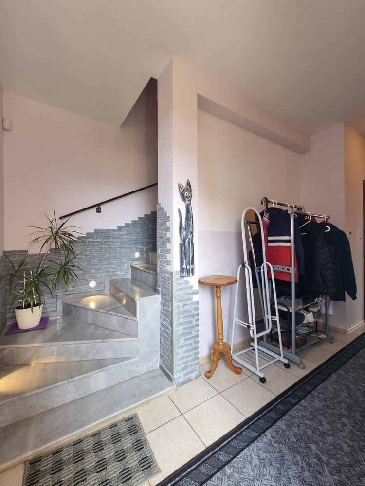 Wunderschönes zweistöckiges Haus mit Garten, Garage und moderner Heizung in Kosharitsa