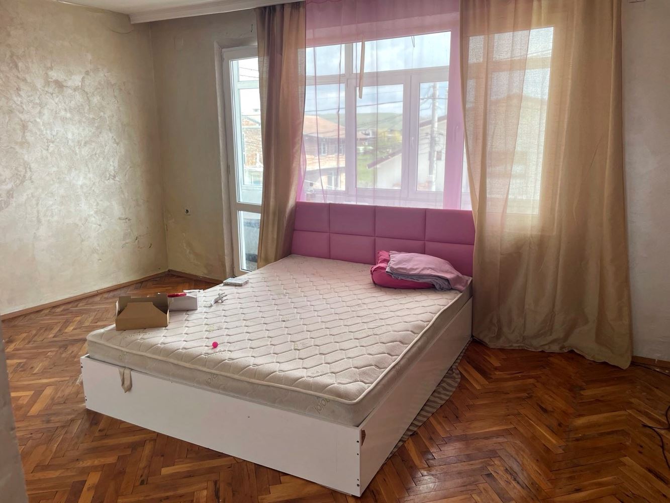 Eigenständiger Teil eines Hauses mit Hof in Burgas – Banevo, Großzügigkeit, Funktionalität und hervorragende Lage nahe den Mineralbädern
