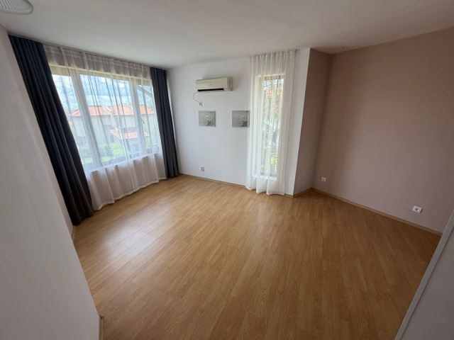 Zweigeschossiges Haus mit Garten in einer geschlossenen Anlage nahe Sonnenstrand – Ruhe, Grün und Komfort