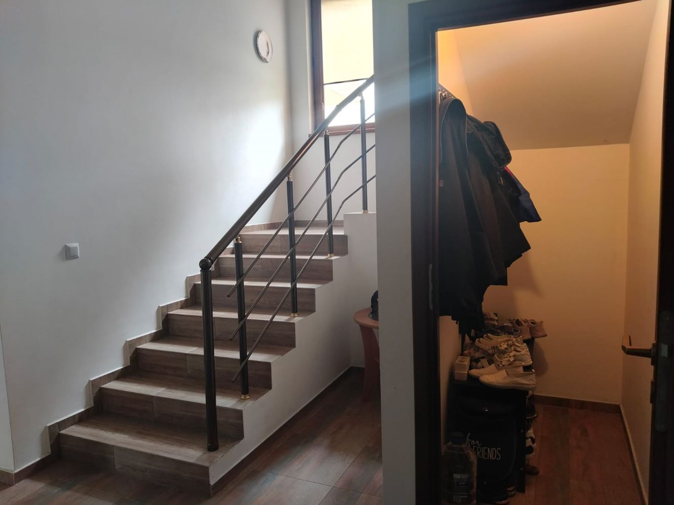 Geräumiges dreistöckiges Einfamilienhaus im Zentrum von Ravda – Komfort, Prestige und vollständige Unabhängigkeit